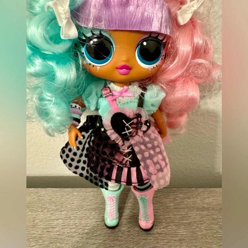 LOL Surprise Tween Lexi Gurl. Full of surprises and sassy style. This brand new